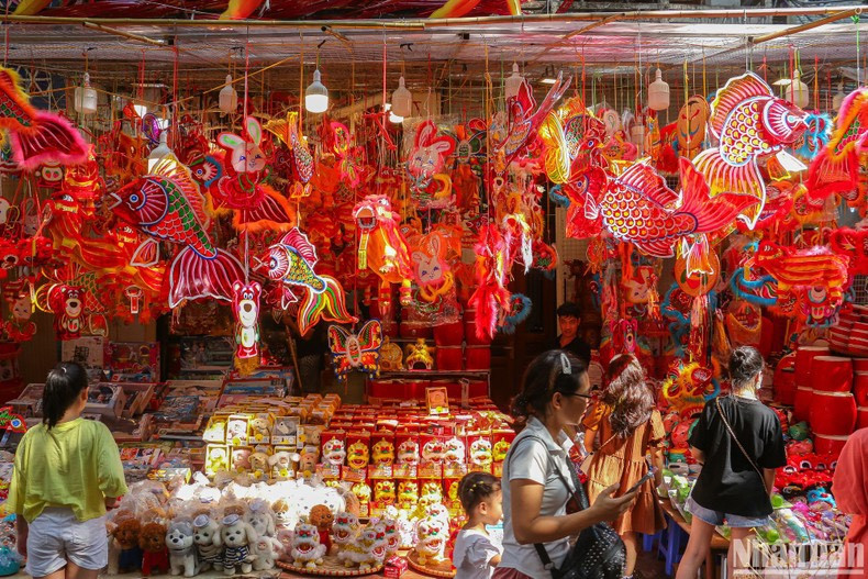 Los juguetes tradicionales tiñen de rojo las tiendas.