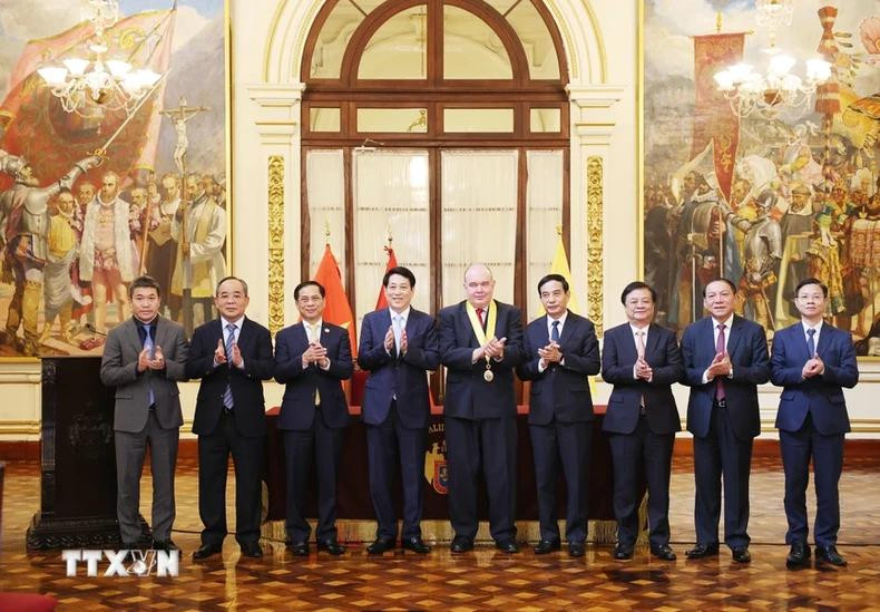 El presidente de Vietnam, Luong Cuong, asiste a la ceremonia de entrega de llaves de la ciudaden la que fue declarado huésped ilustre de la ciudad. El presidente de Vietnam, Luong Cuong, asiste a la ceremonia de entrega de llaves de la ciudaden la que fue declarado huésped ilustre de la ciudad.