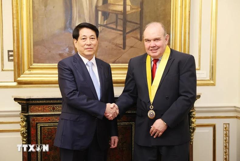 El alcalde de la ciudad de Lima, Rafael López, recibe al presidente vietnamita, Luong Cuong. El alcalde de la ciudad de Lima, Rafael López, recibe al presidente vietnamita, Luong Cuong.