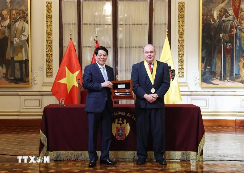 El alcalde de la ciudad de Lima, Rafael López, entrega las llaves de la ciudad de Lima al presidente vietnamita, Luong Cuong. El alcalde de la ciudad de Lima, Rafael López, entrega las llaves de la ciudad de Lima al presidente vietnamita, Luong Cuong.