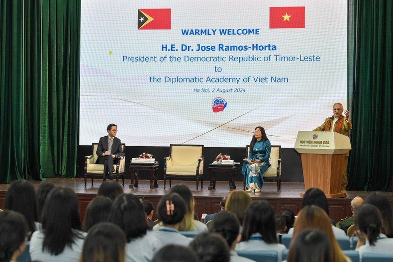 El presidente de Timor Oriental, José Ramos-Horta, en el intercambio con estudiantes de la Academia Diplomática de Vietnam. El presidente de Timor Oriental, José Ramos-Horta, en el intercambio con estudiantes de la Academia Diplomática de Vietnam.