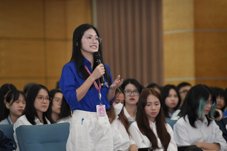 Los estudiantes de la Academia Diplomática formulan preguntas al presidente de Timor Oriental, José Ramos-Horta. Los estudiantes de la Academia Diplomática formulan preguntas al presidente de Timor Oriental, José Ramos-Horta.