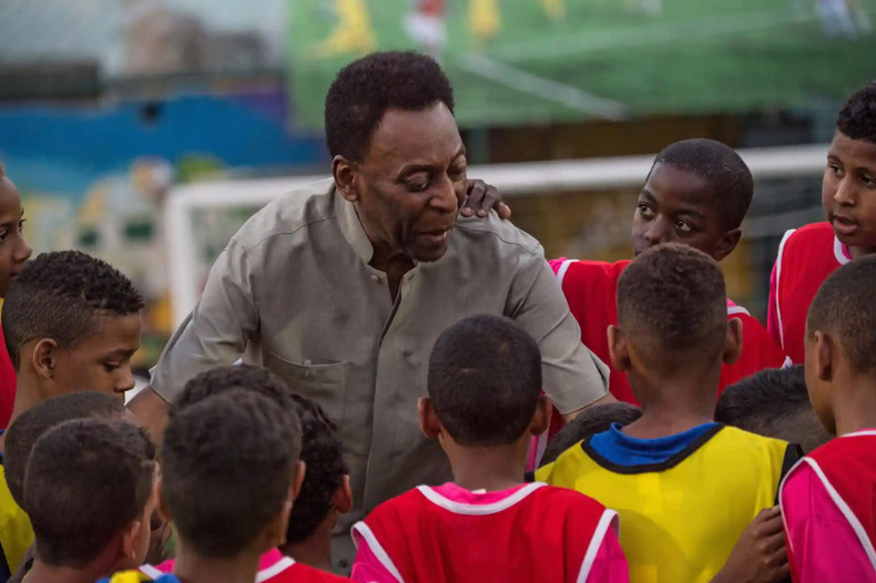 De 1995 a 1998 Pelé se desempeñó como ministro de Deportes en Brasil. En la foto, con jóvenes jugadores en la inauguración de un campo de fútbol en Mineira, favela de la ciudad de Río de Janeiro, en 2014. (Fotografía: Yasuyoshi Chiba/AFP/Getty Images) De 1995 a 1998 Pelé se desempeñó como ministro de Deportes en Brasil. En la foto, con jóvenes jugadores en la inauguración de un campo de fútbol en Mineira, favela de la ciudad de Río de Janeiro, en 2014. (Fotografía: Yasuyoshi Chiba/AFP/Getty Images)
