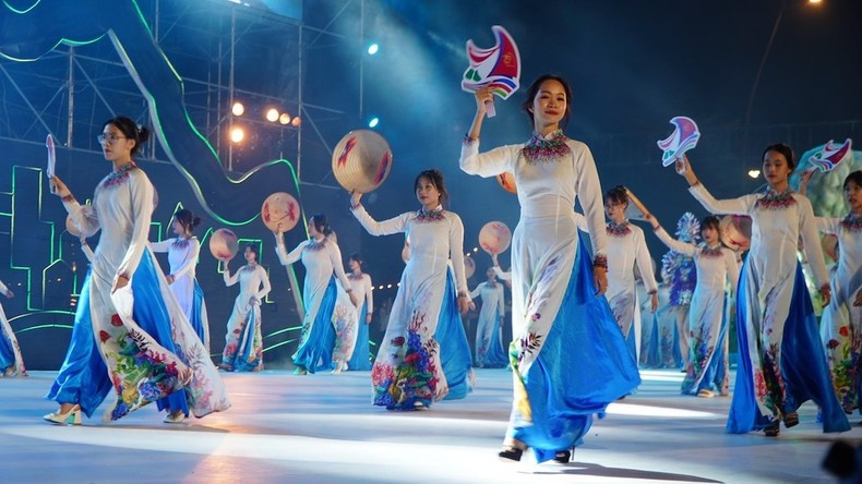 Desfile de Ao Dai (túnica tradicional vietnamita) en el Carnaval.