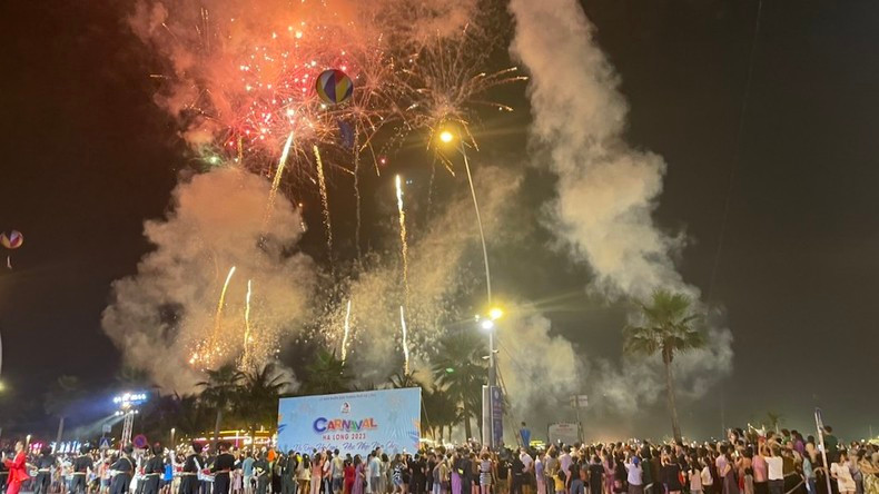 Un espectáculo de fuegos artificiales terrestres en el evento.