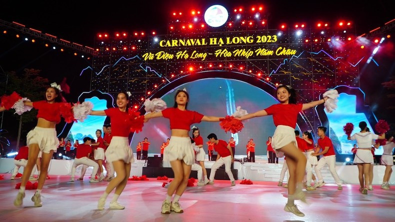 Una actuación artística en la ceremonia de apertura del Carnaval Ha Long 2023.