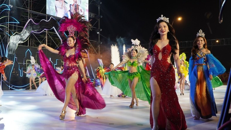 Las reinas de belleza en la atmósfera bulliciosa y vibrante del Carnaval Ha Long 2023.
