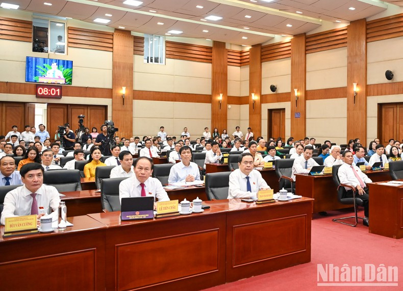 El titular del Parlamento vietnamita, Tran Thanh Man; el secretario del Comité del Partido de la ciudad de Hai Phong, Le Tien Chau; el secretario general y jefe de la Oficina de la Asamblea Nacional, Bui Van Cuong, y los delegados.