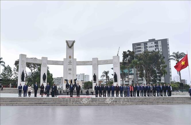 El presidente vietnamita, Luong Cuong, y la delegación vietnamita en el monumento a los Próceres y Precursores de la Independencia de Perú (Foto: VNA).