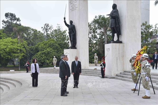 El presidente de Vietnam, Luong Cuong, rinde homenaje a los Próceres y Precursores de la Independencia con la colocación de una corona de flores en el monumento (Foto: VNA).