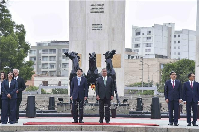 El presidente vietnamita, Luong Cuong, en el monumento a los Próceres y Precursores de la Independencia de Perú (Foto: VNA).