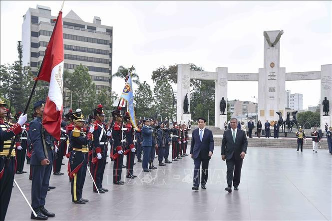 El presidente vietnamita, Luong Cuong, llega al Monumento a los Próceres y Precursores de la Independencia. (Foto: VNA)
