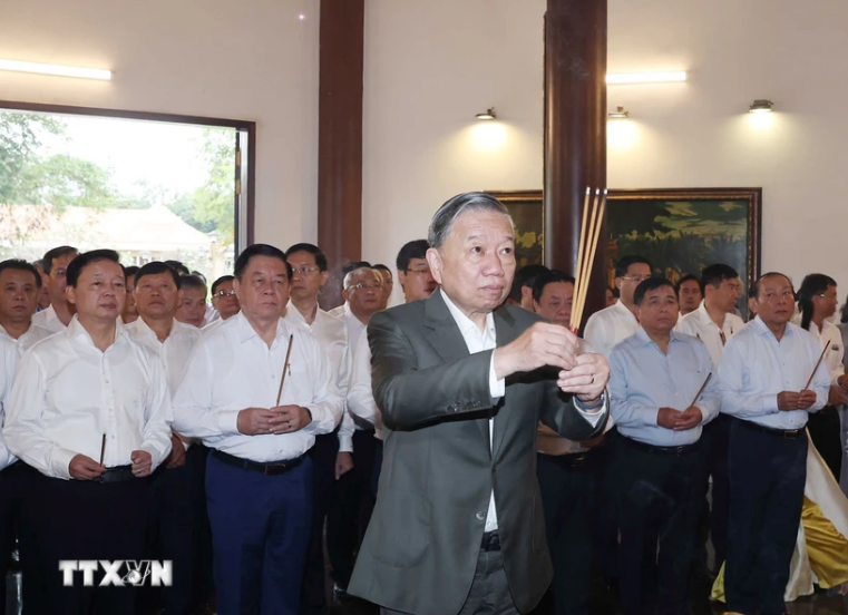 Con anterioridad, el secretario general del Partido Comunista de Vietnam, To Lam, rindió homenaje a Nguyen Sinh Sac, padre del presidente Ho Chi Minh, ofreciendo incienso. Con anterioridad, el secretario general del Partido Comunista de Vietnam, To Lam, rindió homenaje a Nguyen Sinh Sac, padre del presidente Ho Chi Minh, ofreciendo incienso.