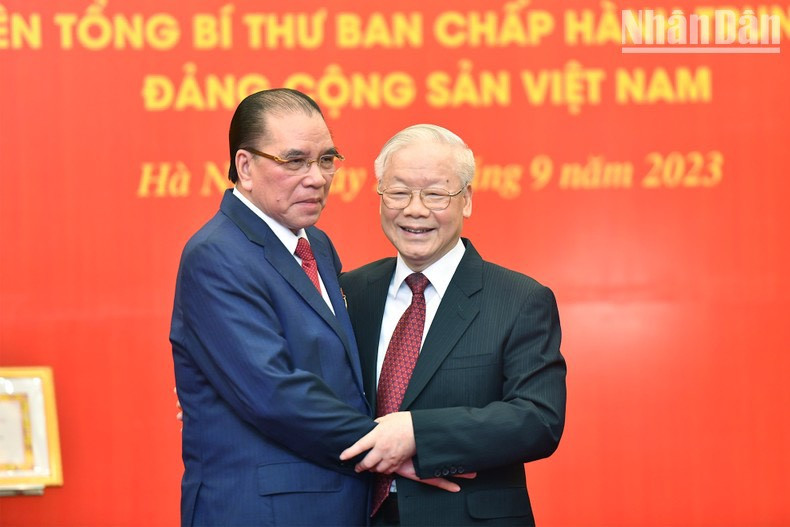 Nguyen Phu Trong y Nong Duc Manh en la ceremonia. Nguyen Phu Trong y Nong Duc Manh en la ceremonia.