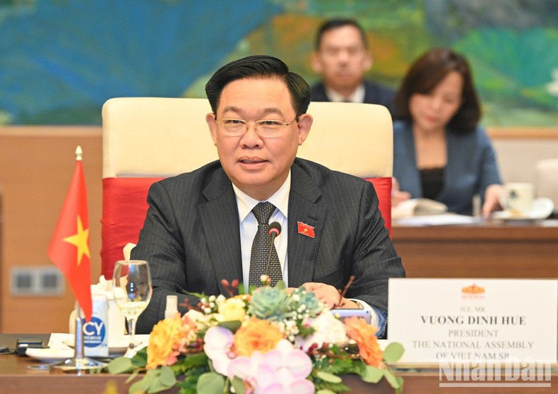 El titular del Parlamento vietnamita, Vuong Dinh Hue, habla en el acto. El titular del Parlamento vietnamita, Vuong Dinh Hue, habla en el acto.