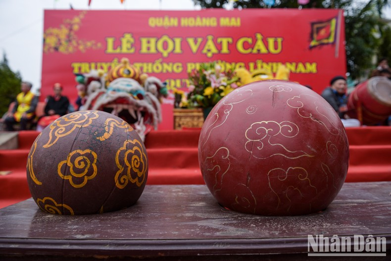 Los balones hechos de madera de jaca pesan de 8 a 12 kilogramos, dependiendo de la edad de los jugadores. Los balones hechos de madera de jaca pesan de 8 a 12 kilogramos, dependiendo de la edad de los jugadores.