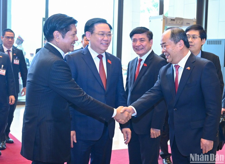 Dinh Hue presenta a los miembros de la delegación vietnamita. Dinh Hue presenta a los miembros de la delegación vietnamita.