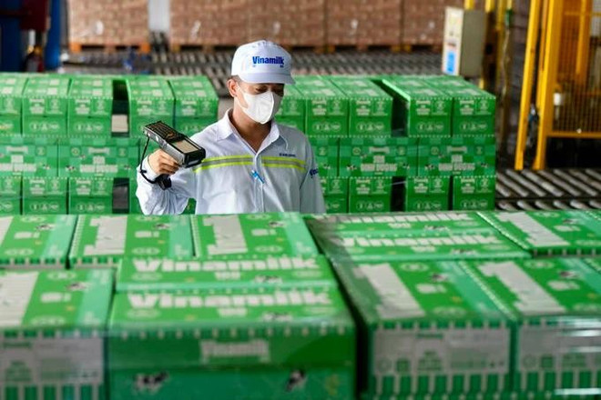 El personal de Vinamilk verifica el código QR para rastrear el origen de los lotes de productos en el almacén. (Foto: Internet) El personal de Vinamilk verifica el código QR para rastrear el origen de los lotes de productos en el almacén. (Foto: Internet)