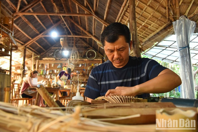 La mayoría de los productos se basan en la creatividad de los artesanos, mientras las máquinas solo brindan un apoyo parcial.