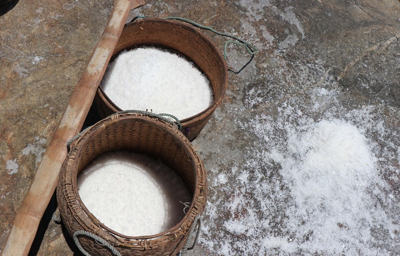 La sal cristaliza en la roca.