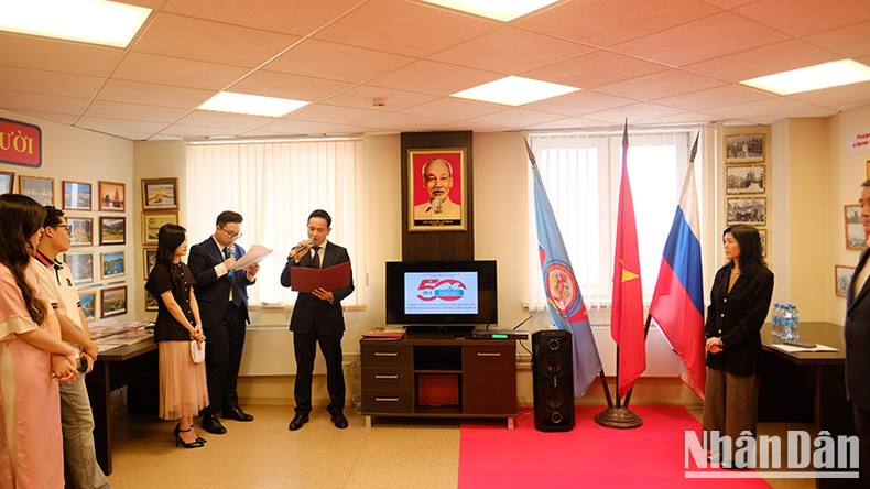El presidente de la Asociación de vietnamitas en la provincia de Sverdlovsk, Le Thanh Do, habla en la cita. El presidente de la Asociación de vietnamitas en la provincia de Sverdlovsk, Le Thanh Do, habla en la cita.