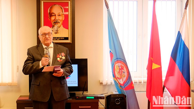 Valery Skoryak, oficial de la fuerza aérea rusa que trabajó en Vietnam en la década de 1970 en el campo de batalla de Quang Tri. Valery Skoryak, oficial de la fuerza aérea rusa que trabajó en Vietnam en la década de 1970 en el campo de batalla de Quang Tri.