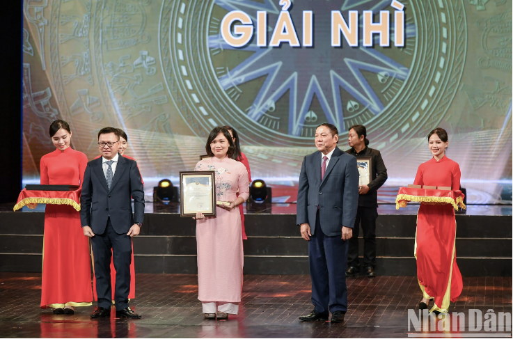 Le Quoc Minh, presidente-editor del periódico Nhan Dan y presidente de la Asociación de Periodistas de Vietnam, y Nguyen Van Hung, ministro de Cultura, Deportes y Turismo, entregan el segundo premio a los ganadores. (Foto: Thanh Dat) Le Quoc Minh, presidente-editor del periódico Nhan Dan y presidente de la Asociación de Periodistas de Vietnam, y Nguyen Van Hung, ministro de Cultura, Deportes y Turismo, entregan el segundo premio a los ganadores. (Foto: Thanh Dat)