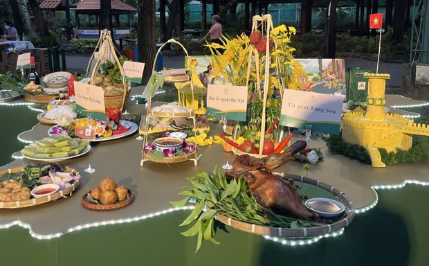 Los platos de Vietnam exhibidos en la ceremonia (Fotografía: mongngonvn.vn) Los platos de Vietnam exhibidos en la ceremonia (Fotografía: mongngonvn.vn)