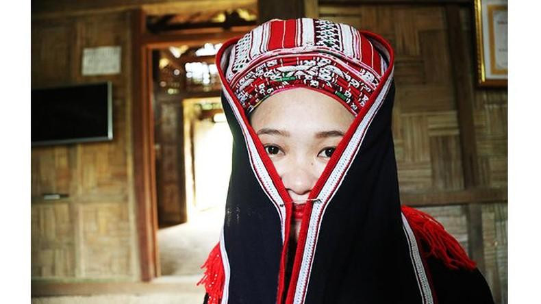 Según la costumbre, el novio no podrá ver el rostro de la novia hasta después de realizar una ceremonia de agradecimiento a los antepasados. Según la costumbre, el novio no podrá ver el rostro de la novia hasta después de realizar una ceremonia de agradecimiento a los antepasados.
