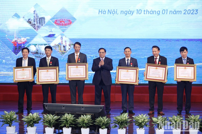 Minh Chinh otorga la Orden de Trabajo de Segunda y Tercera Clase del presidente vietnamita a los destacados individuos.