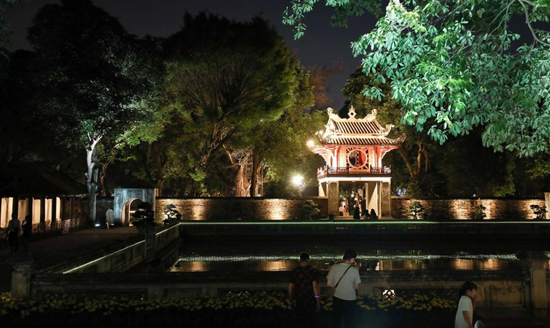 El Templo de la Literatura brilla por la noche. El Templo de la Literatura brilla por la noche.