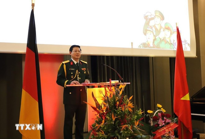 El agregado de defensa vietnamita en Alemania, coronel Nguyen Tuan Minh, en el acto (Foto: VNA) El agregado de defensa vietnamita en Alemania, coronel Nguyen Tuan Minh, en el acto (Foto: VNA)