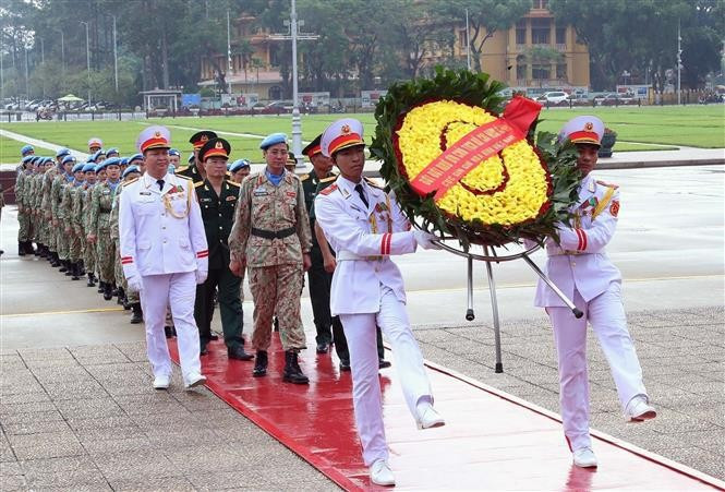 Oficiales rinden homenaje al presidente Ho Chi Minh en su Mausoleo. (Foto:VNA)