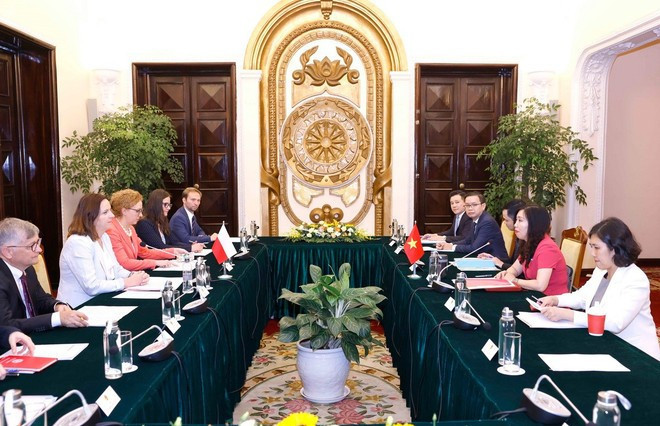 La viceministra de Relaciones Exteriores de Vietnam, Le Thi Thu Hang, y la subsecretaria de Estado del Ministerio de Asuntos Exteriores de Polonia, Anna Krystyna Radwan-Rohrenschef, copresidieron la consulta política a nivel de viceministros de Relaciones Exteriores de ambos países, el 30 de mayo de 2024. (Foto: VNA) La viceministra de Relaciones Exteriores de Vietnam, Le Thi Thu Hang, y la subsecretaria de Estado del Ministerio de Asuntos Exteriores de Polonia, Anna Krystyna Radwan-Rohrenschef, copresidieron la consulta política a nivel de viceministros de Relaciones Exteriores de ambos países, el 30 de mayo de 2024. (Foto: VNA)