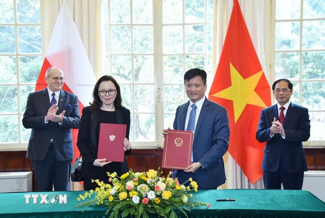 El canciller vietnamita Bui Thanh Son y su homólogo polaco Zbigniew Rau presencian la ceremonia de la firma del acuerdo de cooperación entre los dos academias de Relaciones Exteriores de ambos países, el 16 de marzo de 2023. (Foto: VNA) El canciller vietnamita Bui Thanh Son y su homólogo polaco Zbigniew Rau presencian la ceremonia de la firma del acuerdo de cooperación entre los dos academias de Relaciones Exteriores de ambos países, el 16 de marzo de 2023. (Foto: VNA)