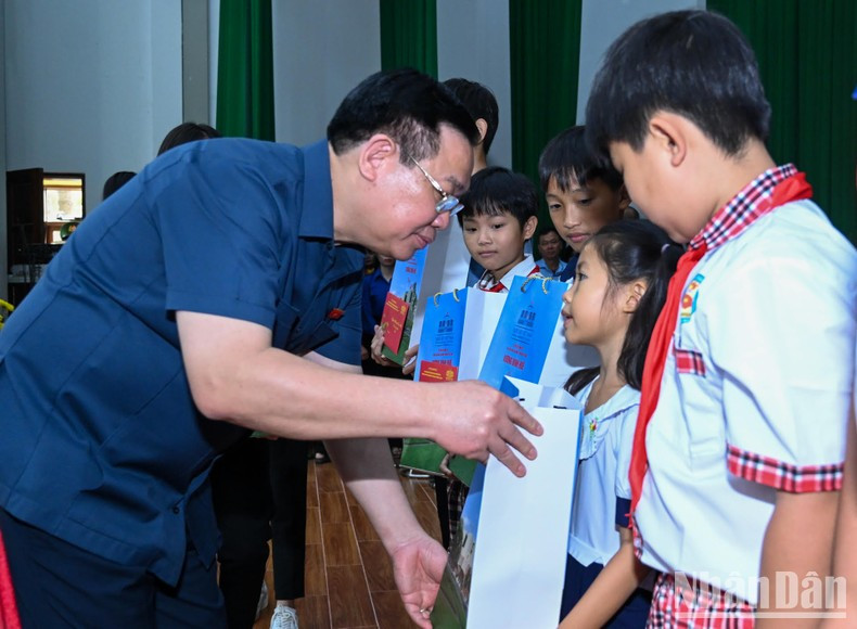 Dinh Hue otorga obsequios del Tet a niños acogidos por la estación de la guardia fronteriza.