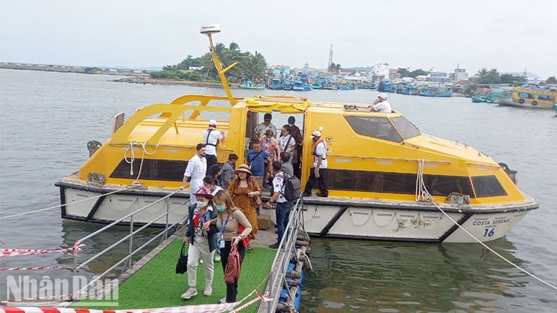Los visitantes en pequeños botes a la isla de Phu Quoc.