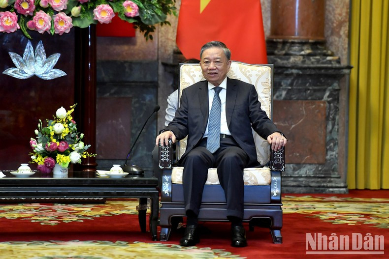 To Lam habla en la reunión.