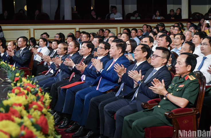 Dirigentes del Partido y el Estado en el acto (Foto: Thanh Dat) Dirigentes del Partido y el Estado en el acto (Foto: Thanh Dat)