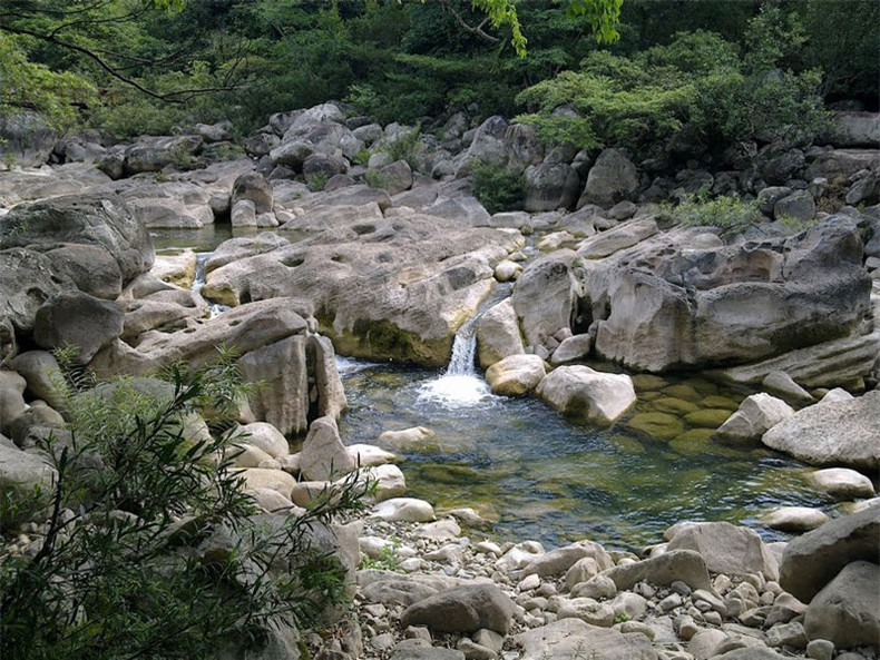 La corriente Nuoc Mooc impresiona a los turistas por su belleza salvaje y majestuosa. (Foto: Nguyen Thang Long) Suối Nước Moọc phù hợp cho việc tổ chức du lịch sinh thái hấp dẫn và diệu kỳ mà khi du khách đặt chân đến sẽ tạo thành một ấn tượng khó quên trước một khung cảnh thiên nhiên vô cùng kỳ thú. Ảnh: Nguyễn Thăng Long.