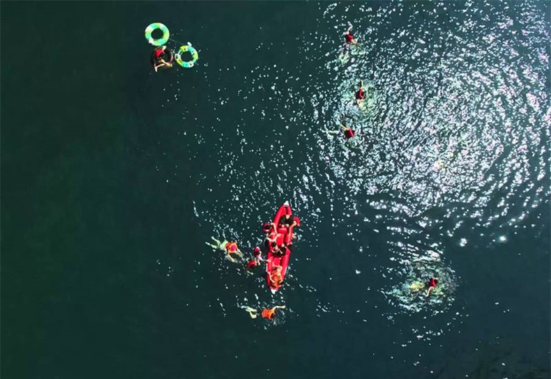 Más arriba del arroyo hay un pozo que mide de 80 a 90 metros cuadrados… (Foto: Gonusfilm) Phía thượng nguồn suối là 1 hố nước rộng 80 - 90 m2, có nhiều phiến đá lớn với những vân hoa đẹp nằm dưới những tán cây cao. Ảnh: Gonusfilm.