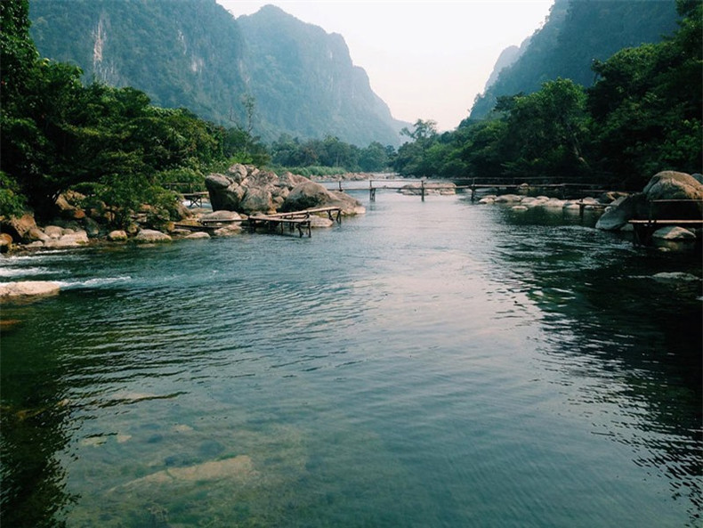 Quienes visitan este lugar pueden sumergirse en una naturaleza fresca. (Foto: Bui Quoc Thong) Đến với suối Nước Moọc, bạn sẽ được khám phá sự đa dạng và quý hiếm của di sản thiên nhiên thế giới trên một con đường mòn vào sâu trong rừng. Ảnh: Bùi Quốc Thống.