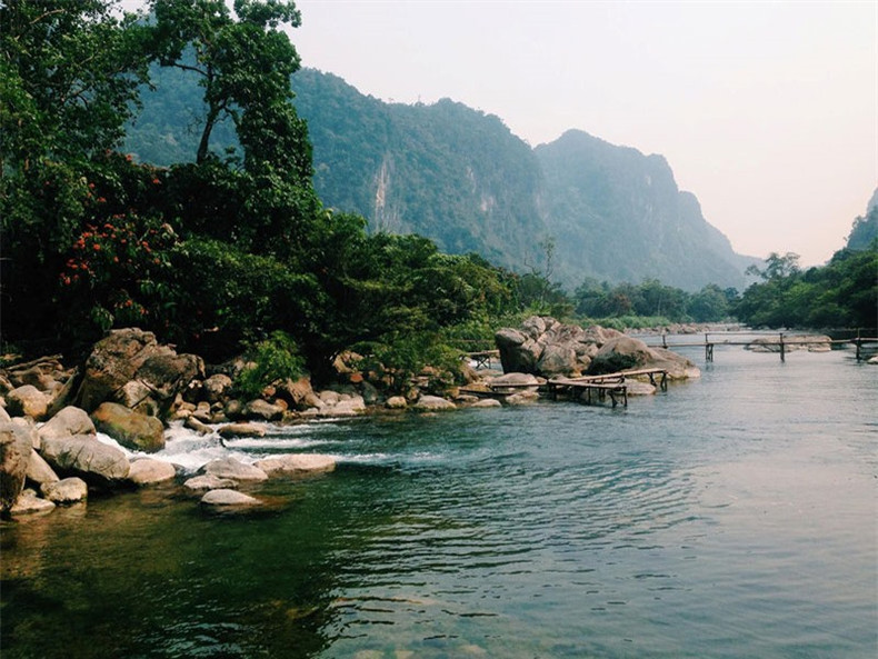 Este destino recibe unos mil visitantes por día. (Foto: Bui Quoc Thong). Với số vốn đầu tư giai đoạn 1 chỉ gần 1.000.000.000 đồng, làm 1.500 m đường mòn sinh thái xuyên qua rừng, bãi đỗ xe và một số cầu gỗ vượt suối, đến nay cơ sở hạ tầng ở điểm du lịch này tương đối hoàn chỉnh, có thể đón 1.000 lượt khách tham quan trong ngày. Ảnh: Bùi Quốc Thống.
