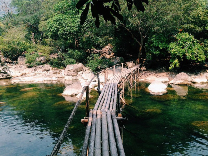 El agua suele ser tan clara como el jade. (Foto: Bui Quoc Thong). Nguồn nước ở đây rất đặc biệt, nước trong xanh như màu ngọc bích và trồi lên từ chân núi đá chảy về sông Chày. Đây là một trong những hiện tượng thiên nhiên rất độc đáo và kỳ thú. Ảnh: Bùi Quốc Thống.