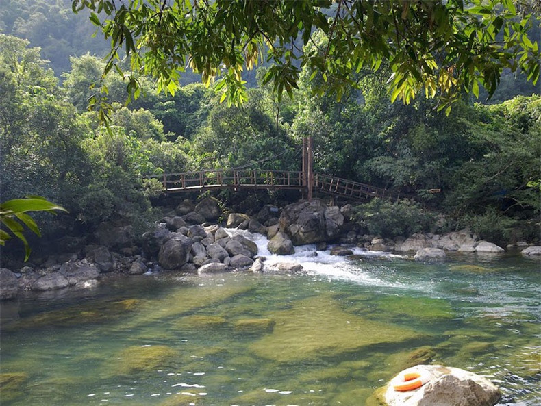 …y muchos rápidos, despeñaderos y cascadas aguas abajo. (Foto: Nguyen Thang Long) Phía hạ nguồn là vô số những ghềnh, bãi đá ngầm và thác nước có cảnh quan tuyệt đẹp. Ảnh: Nguyễn Thăng Long.