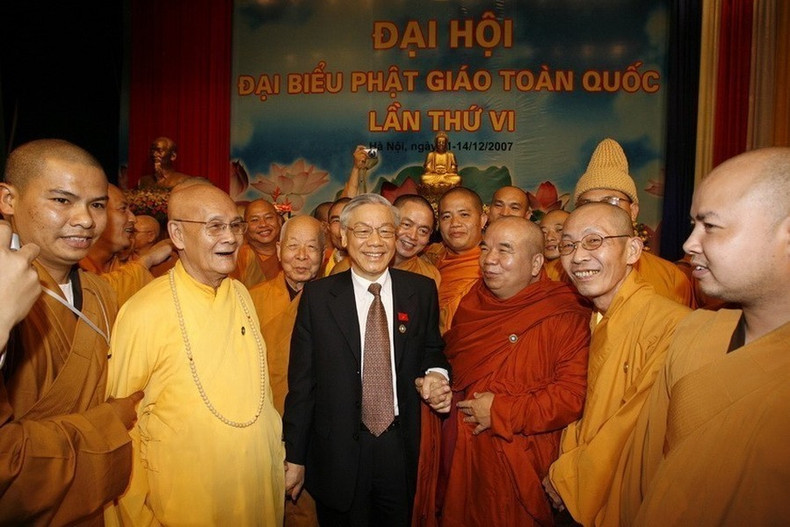 El camarada Nguyen Phu Trong, a cargo de presidente de la Asamblea Nacional, se reúne con los delegados en el VI Congreso Nacional del Budismo (Hanói, 13 de diciembre de 2007).