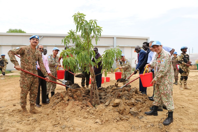 Asistentes al acto de plantación de árboles. Asistentes al acto de plantación de árboles.