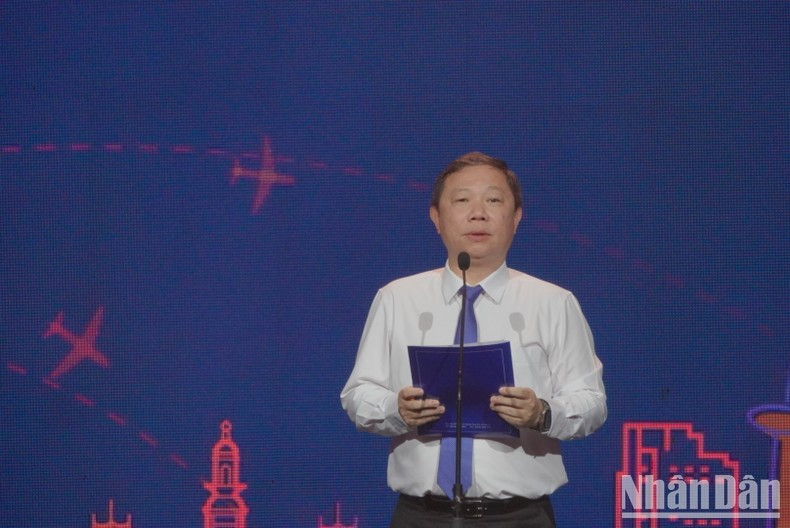 El vicepresidente del Comité Popular municipal, Duong Anh Duc, pronuncia el discurso de apertura.