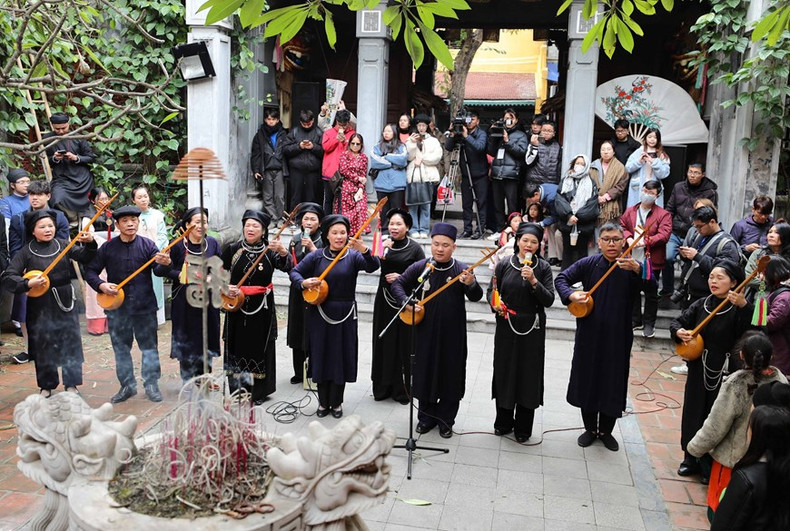 Performance del instrumento Tinh y del canto Then en la casa comunal de Kim Ngan. Performance del instrumento Tinh y del canto Then en la casa comunal de Kim Ngan.