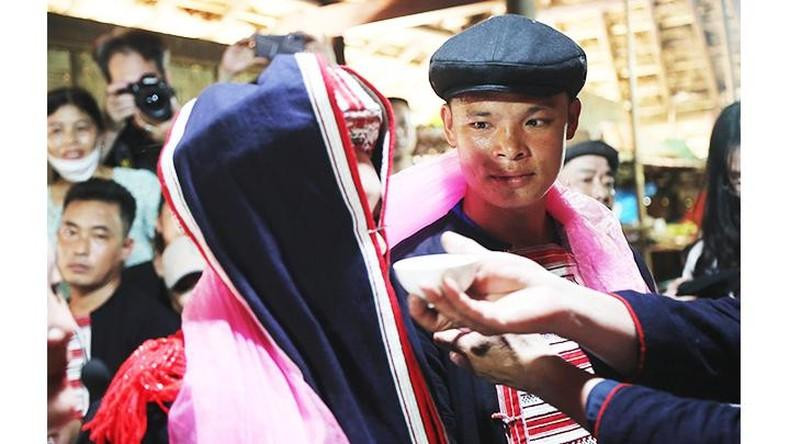 La novia y el novio se arrodillan ante el altar para recibir sendas copas de vino rosado del celebrante para convertirse oficialmente en marido y mujer. La novia y el novio se arrodillan ante el altar para recibir sendas copas de vino rosado del celebrante para convertirse oficialmente en marido y mujer.